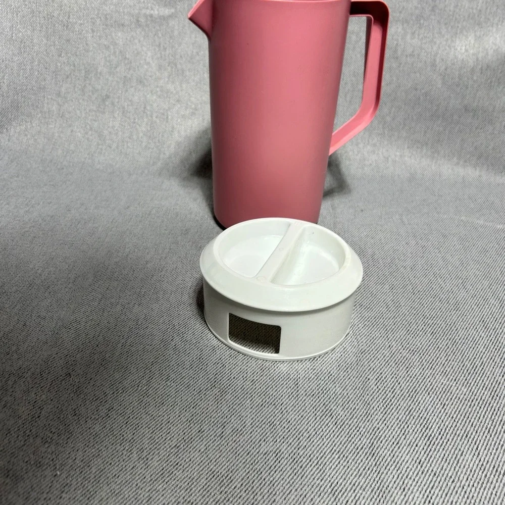Rubbermaid Pitcher 2.25 Quart Pink Vintage Plastic Beverage Server with‎ Lid